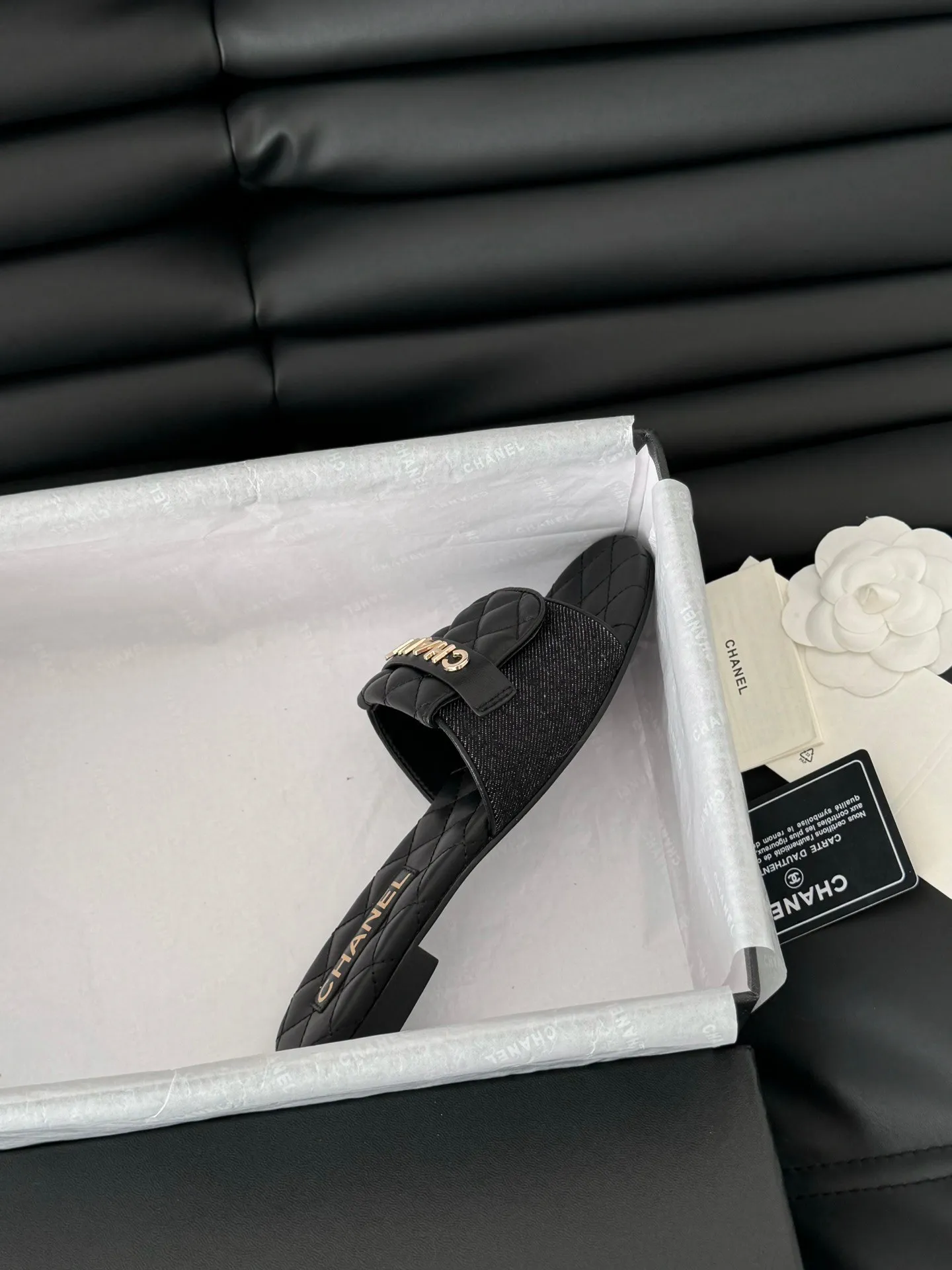 👟👟Ex-factory price 420👟👟Chanel 25C new schoolbag buckle slippers. The return of the classic schoolbag buckle design. Special Vintage. Full of retro flavor. Loafers have also grown to the aesthetic level. Cowhide upper, sheepskin lining, original outsole. Size: 35-39. Other sizes are customized.